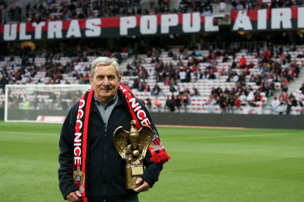 Charly Loubet s'est vu remettre le trophée des anciens aiglons en 2019, au stade de l'Allianz Riviera, devant ce public qui l'a tant aimé.