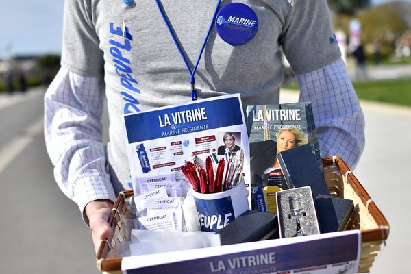 Aux Sables d'Olonne, les kits de campagne pour soutenir Marine Le Pen.