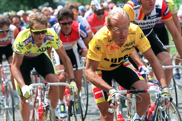 Laurent Fignon en jaune depuis l'étape de Superbagnères devant Greg LeMond dans sa roue en 1989 pour un duel sans merci qui verra finalement l'Américain remporter le Tour de France