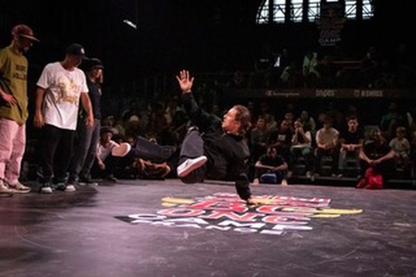 Pour réaliser toutes ces figures de break dance, faut-il encore avoir un sol adapté.