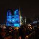 La foule se tient devant la Cathédrale Notre-Dame, illuminée à l'occasion de la réouverture officielle de l'édifice. Une cinquantaine de chefs d'Etat, de gouvernements et d'officiels ont assisté à la cérémonie à l'intérieur de la cathédrale.