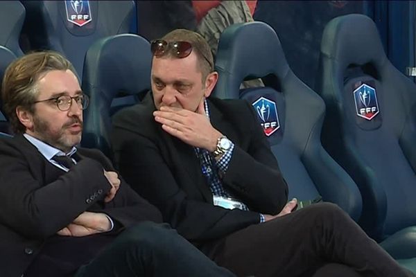 Pierre-Antoine Capton (à gauche), en conversation avec Xavier Gravelaine, le directeur général du Stade Malherbe le mercredi 18 avril avant la demi-finale de coupe de France Caen-Paris Saint-Germain.