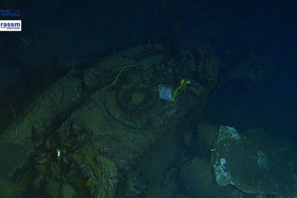 La plaque de marbre signée "Vos familles, vos frères d'armes, vos amis", a été installée ce week-end sur l'épave du sous-marin Minerve qui gît par 2.370 m de fond. 