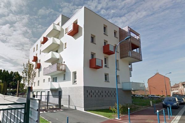 L'homme est tombé d'une fenêtre de son appartement, situé au troisième étage d'un immeuble à Halluin.