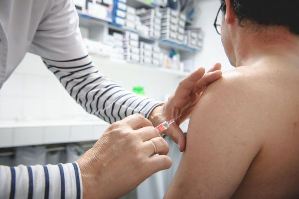 Le vaccin contre la grippe est disponible depuis le 15 octobre .