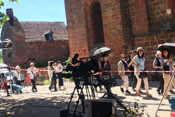 Déjà nombreux à Collonges-la-Rouge, les touristes comme ici ce groupe venu du Japon, visitent aussi le plateau de notre émission