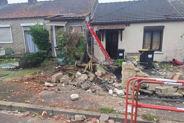 Après avoir percuté un pylône, la camionnette a terminé sa course devant cette maison de Tergnier, le 1er novembre 2024.