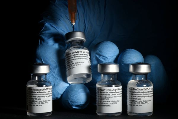 Le vaccin Pfizer a ARN messager est comme une notice injectée dans le corps. La cellule reçoit la notice et se met à produire une protéine (la protéine Spike). Le corps réagi et produit des anticorps. Ainsi lorsque le vrai Covid entre, les anticorps sont déjà prêts. 