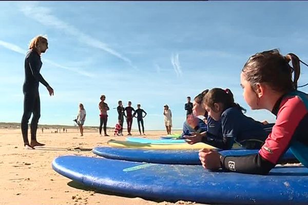 En plein cours de surf ce matin à Moliets, dans les Landes.