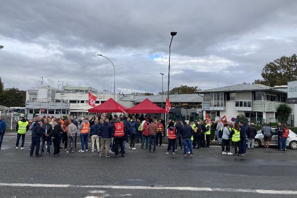 Les salariés grévistes d'Idélis étaient rassemblés ce vendredi matin