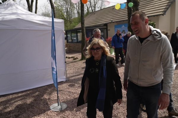 Nicoletta est venue ce lundi 1er mai 2023 dans le refuge des Monts d'Aunay (14) en compagne de Stéphane Lamart, le Président de l'association du même nom, propriétaire des lieux.