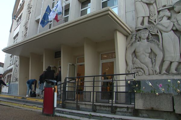 La rentrée scolaire après les vacances de la Toussaint à la cité scolaire Gambetta à Arras.