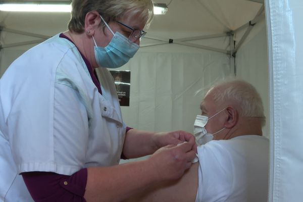 Drulingen : 1.500 habitants, 200 vaccinations par jour. Médecins, infirmières et bénévoles se mobilisent et se relayent chaque jour.