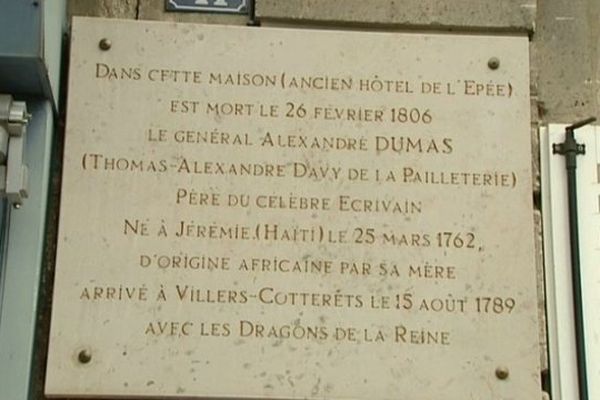 plaque à la mémoire du Général Dumas