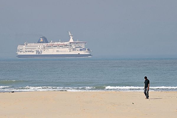 Image d'archives d'un migrant afghan marchant sur la plage de Calais.