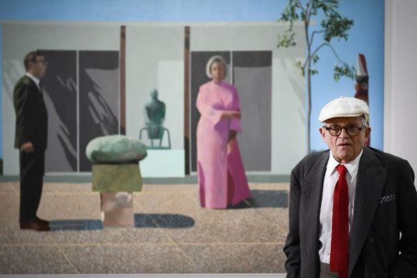 L'artiste britannique David Hockney pose devant l'un de ses tableaux au centre Pompidou. 