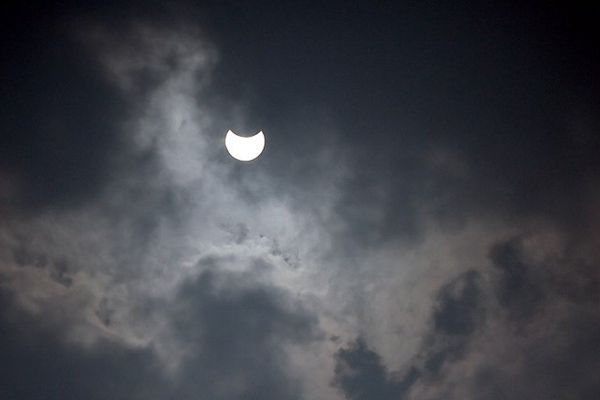 L'éclipse de soleil était partielle dans notre région ce vendredi matin.