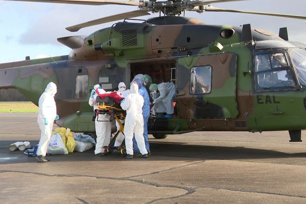 Un hélicoptère NH-90 Caïman évacue des malades covid près de Besançon (Doubs).