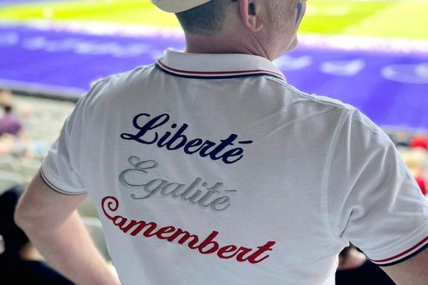 Ludovic Bisot affiche la couleur dans les tribunes du Stade de France où il est venu encourager les Bleues dans le tournoi oilympique de rugby féminin le 29 juillet 2024.