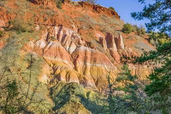 La Vallée des Saints est surnommée le "Colorado auvergnat" en raison de ses cheminées d'argile rouge.