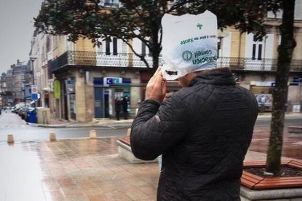 Sac plastique sur la tête pour se protéger de la pluie, Limoges, 11 février 2014