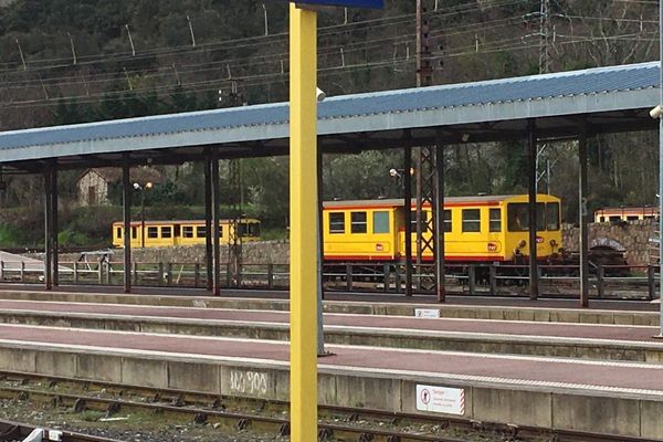 Le train jaune à Villefranche-de-Conflent dans les Pyrénées-Orientales