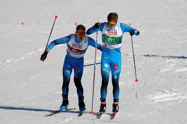 Antoine Gérard passe le relais à Gaël Blondeau à Oberstdorf, en février 2021.