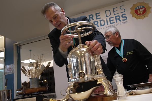 L'Ordre des Canardiers, créé en 1986, oeuvre à la sauvegarde et à la diffusion du patrimoine culinaire normand. Ici, lors de la nuit de l'orientation à Mont-Saint-Aignan, Seine-Maritime, novembre 2023.