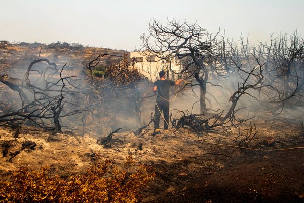 Selon les autorités, plusieurs jours seront encore nécessaires pour circonscrire l'incendie qui ravage Rhodes pour la sixième journée consécutive.