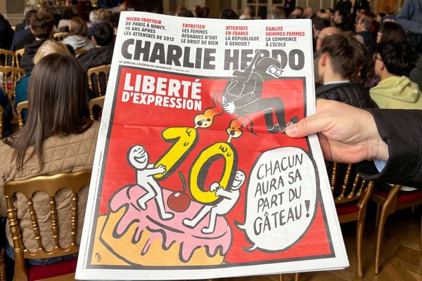 Dix ans après l'attentat qui a frappé le journal satirique, Charlie Hebdo distribue ce mardi 7 janvier un numéro spécial, créé avec 14 lycées du Grand Est.