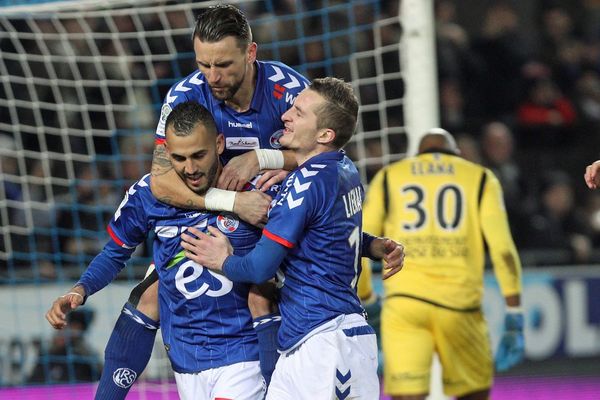 Joie des Strasbourgeois Khalid Boutaib (g) Anthony Goncalves (c) et Dimitri Lienard (d) lors du match entre le Racing Club de Strasbourg Alsace et le Gazelec Ajaccio, à Strasbourg le 3 février 2017.