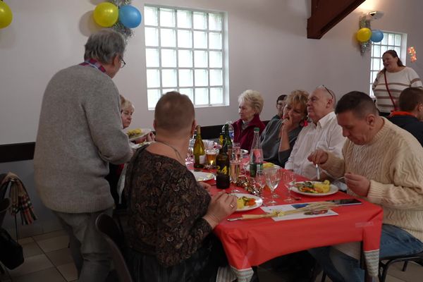19 familles se sont retrouvées autour d'un repas de Noël organisé par Solidarité Artois Ukraine.