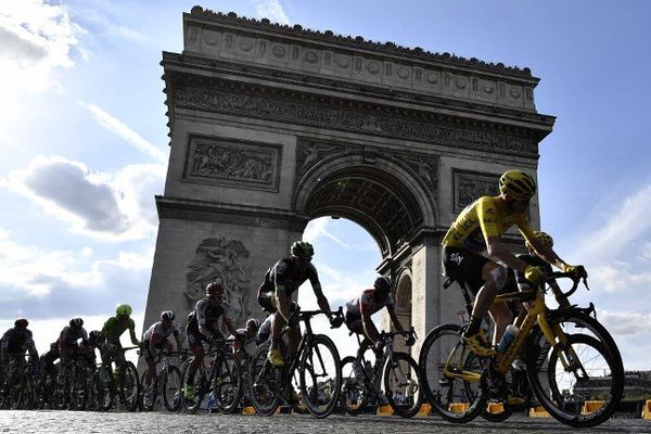 L'an dernier, le britannique Christopher Froome (maillot jaune) avait remporté le Tour de France à l'issue d'une étape Chantilly-Paris.