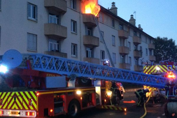 La grande échelle a permis de secourir et extirper l'occupante de l'appartement en feu