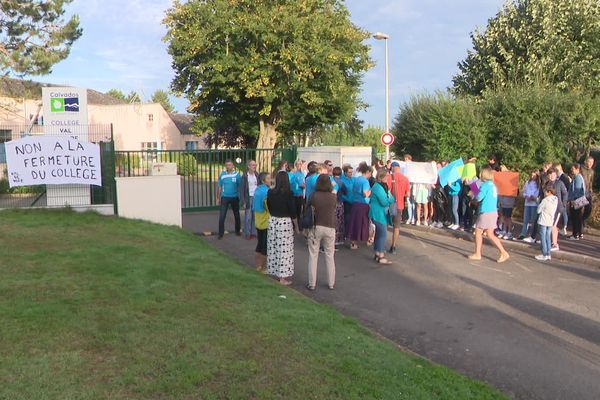 A Vire, le collège du quartier du Val de Vire doit fermer ses portes à la fin de l'année scolaire. Les enseignants étaient en grève ce lundi.