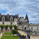 Le château royal d’Amboise surplombe la Loire.