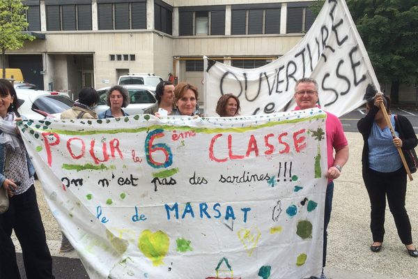 « On n'est pas des sardines » semble clamer les enfants de l'école élémentaire de Marsat à travers les banderoles tenues par leurs parents. En cette rentrée 2017, ils sont 30 enfants par classe.