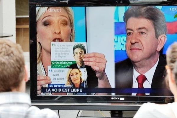 Marine Le Pen montrant sur France 3 le faux tract de Jean-Luc Mélenchon.