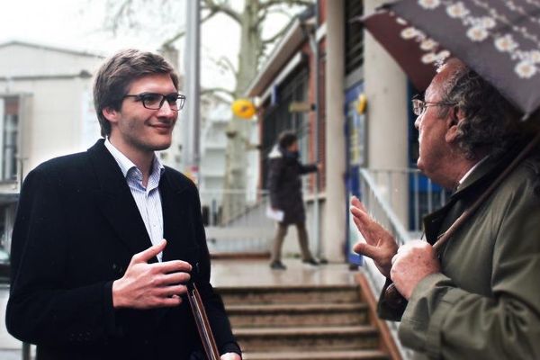 Robin Reda, le nouveau maire UMP de Juvisy-sur-Orge (Essonne), dans une rue de la ville, mardi 25 mars 2014.