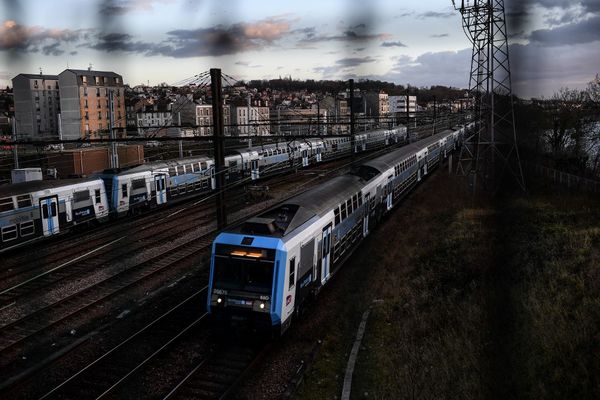 Un RER D aux abords de la gare de Villeneuve-Saint-Georges au sud de Paris.