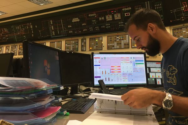 Alexandre Rougeron est opérateur à la centrale de Saint-Laurent : il est chargé de surveiller tout le circuit depuis le centre de commande