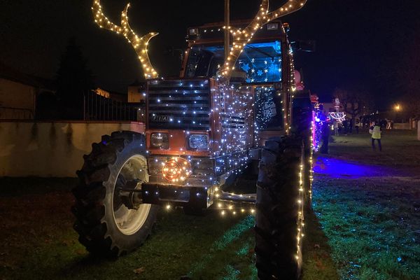 Des tracteurs qui brillent de 1000 feux dans le village de Surat.