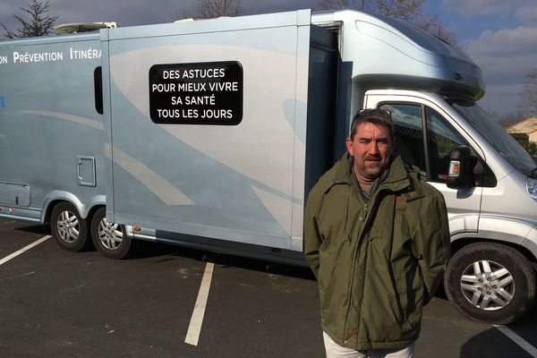 Xavier Debande est co-fondateur de l'association Proxisanté dont dépend le bus itinérant.