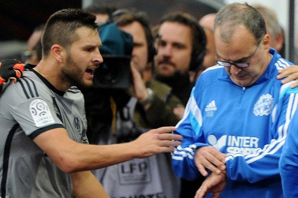 André-Gignac avec son entraîneur Marcelo Bielsa le 4 octobre 2014.