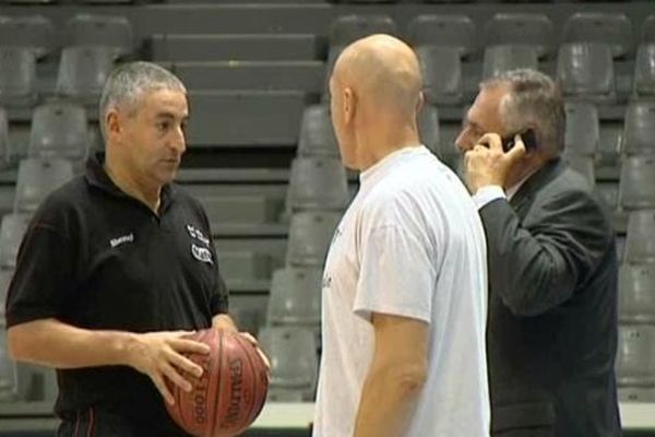 Jean-Manuel Sousa, nouvel entraineur de Cholet Basket (à gauche)