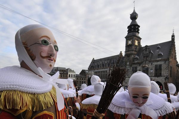 Le carnaval de Binche en direct streaming à partir de 16h45. 