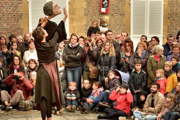 Une artiste de théâtre de rue - Photo d'illustration