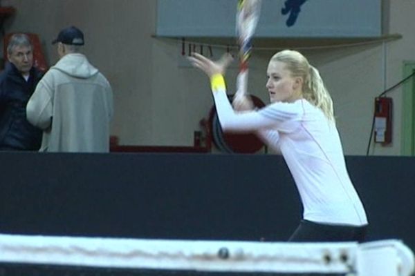 Kristina Mladenovic s'entraîne sur le court de terre battue de Beaublanc