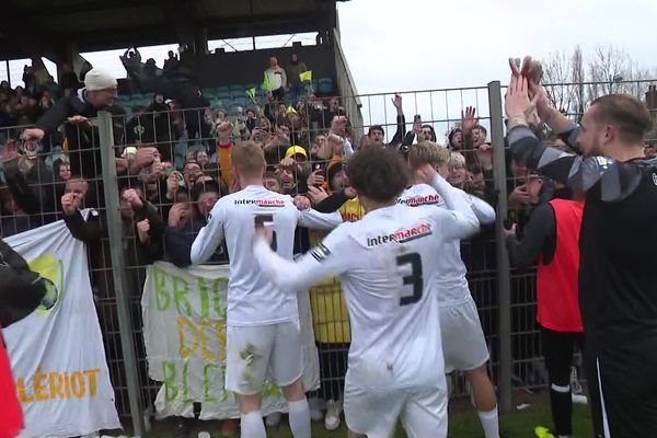 La communion entre les joueurs de l'US Blériot-Plage et leurs supporters, après la victoire contre l'ASPTT Dijon, dans le cadre du 7e tour de la Coupe de France, dimanche 26 novembre.