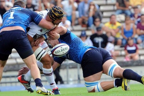 Le bordelais Julien Rey (au centre) contre les joueurs de rugby du MHR Yvan Watremez  et Ben Mowen, lors du match de Top 14, ce dimanche à Bordeaux